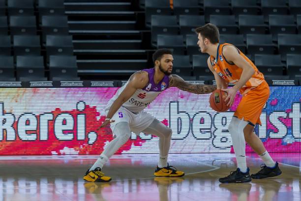 入禁区中央 入禁区中央